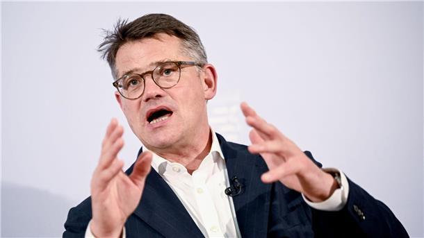 Flüchtlingsgipfel: Forderung nach mehr Geld für Migranten Der Vorsitzende der Länderchef-Konferenz Boris Rhein (CDU) fordert mehr Geld für Migranten.