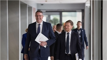 Länder gegen fixes Verbrenner-Aus und für Sozialstaatsreform Der Vorsitzende der Ministerpräsidentenkonferenz Alexander Schweitzer (SPD) und sein Vize, Michael Kretschmer (CDU) sehen sich als „Möglichmacher“.