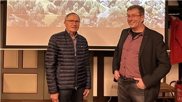Das Foto zeigt Heinz-Hermann Evers bedacht (links) und Wilhelm Meyer.  