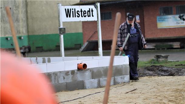 Der Vorsitzende des Heimatvereins Wilstedt Karlheinz Wobbe auf der Baustelle am Heimathaus.