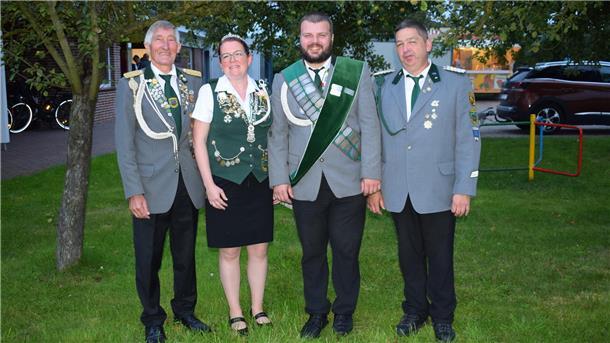 Der Vorsitzende des Ostendorfer Schützenvereins Wilfried Lütje (links), und sein Stellvertreter Thomas Schwarzbach (rechts) freuen sich mit den neuen Vizemajestäten Jennifer Quell und Maurice Hoops. 