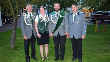 Der Vorsitzende des Ostendorfer Schützenvereins Wilfried Lütje (links), und sein Stellvertreter Thomas Schwarzbach (rechts) freuen sich mit den neuen Vizemajestäten Jennifer Quell und Maurice Hoops. 