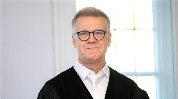 Der Vorsitzende Richter hat keine Zweifel, dass die Frau jahrelang Opfer von Gewalt war.