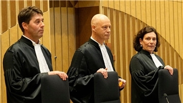 Der Vorsitzende Richter Hendrik Steenhuis (M) vor der Urteilsverkündung.