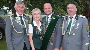Der Vorsitzende Wilfried Lütje (links) und der stellvertretende Vorsitzende Thomas Schwarzbach (rechts) freuen sich mit dem neuen Vizekönigspaar Inge Hasselmann und Mark Noetzelmann. 