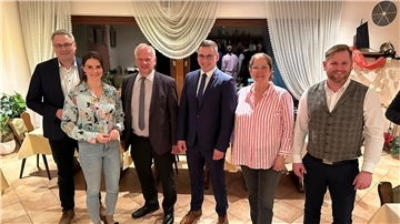 Der Vorstand der CDU-Gnarrenburg mit den Ehrengästen Von links: Marco Prietz, Vanessa Zobel, Kurt Buck, Jannis Düls, Hiltrud Wisbar-Gnewuch und Marc Breitenfeld.