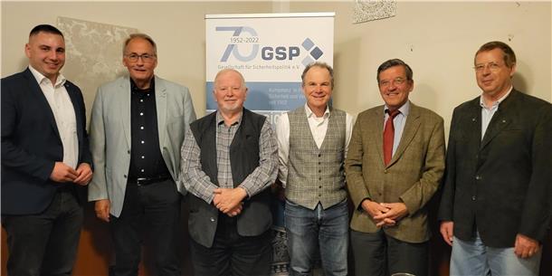 GSP Elbe-Weser: Alter Vorstand bleibt mit Wunsch nach Verjüngung  Der Vorstand der Gesellschaft für Sicherheitspolitik, Sektion Elbe-Weser: (von links) Janis Düls (Sprecher JGSP), Werner Hinrichs, Hans Dieter Kück, Axel Loos, Rainer Meyer zum Felde (GSP-Landesbereichsleiter Niedersachsen/Bremen) und Axel Franke.