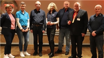 Der Vorstand des Kreissportbundes Cuxhaven: Claudia Gundermann, Kirsten Bochmann, Rüdiger Sauer, Anntette Butzke, Michael Heinsohn, Edmund Roes und Frank Bretschneider (von links). Fotos: Witthohn