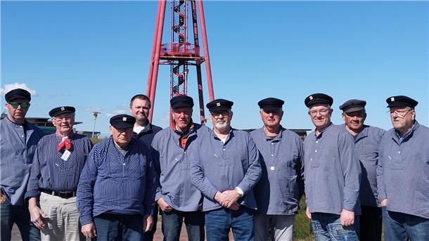 Neun Männer in einheitlicher Tracht stehen vor dem Oberfeuer Preußeneck in Eckwarderhörne.