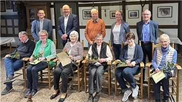 Der Vorstand (von links, hintere Reihe): Jörg Schmidtchen (Kassenwart), Stefan Tiemann (stellvertretender Vorsitzender), Uwe Thies (Schriftführer), Esther Meyer-Biemold (Presse- und Werbewartin) und Heinz-Hermann Evers (Vorsitzender). In der vorderen Reihe sitzen (von links) die Geehrten Hermann Dodenhof, Marianne Dodenhof, Gerde Bostelmann, Lisa Glinsmann, Marlies Poort und Irmgard Rathjen.