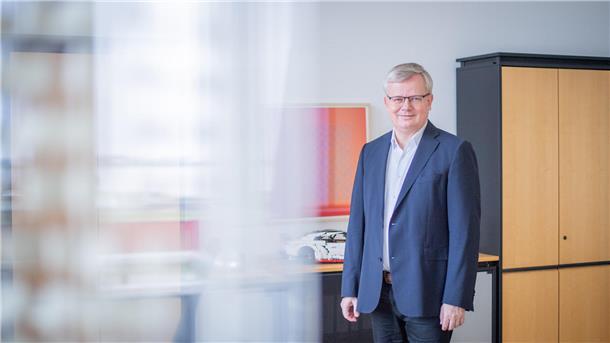 Der Vorstandsvorsitzende der Weser-Elbe Sparkasse, Peter Klett, verabschiedet sich in den Ruhestand.