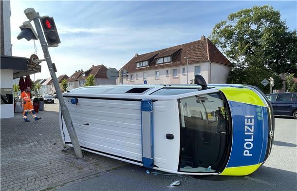 Ein Polizeifahrzeug liegt nach einem Unfall auf der Seite