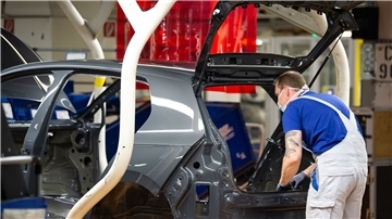Der VW-Haustarif wird für die Stammbelegschaft der sechs westdeutschen VW-Standorte in Braunschweig, Emden, Hannover, Kassel, Salzgitter und Wolfsburg sowie einigen Töchtern verhandelt.