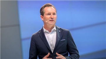 Der VW-Markenchef Thomas Schäfer begründet die Einstellung des Modells Up mit neuen Regeln für die Cybersecurity in Neuwagen.