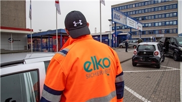 Elko-Mitarbeiter am Fahrzeug