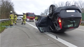 Der Wagen einer 46-jährigen Cuxhavenerin liegt nach einem Unfall auf der Autobahn 27 auf dem Dach. Die Frau wurde schwer verletzt. Gleiches gilt für die 83 und 89 Jahre alten Insassen des zweiten beteiligten Autos. Der Unfall hatte sich am Mittwoch zwischen den Anschlussstellen Bremerhaven-Überseehäfen und Debstedt ereignet.