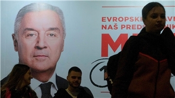 Der Wahlkampf ist zu Ende: Menschen gehen an einem Plakat des pro-westlichen Amtsinhabers Milo Djukanovic vorbei.