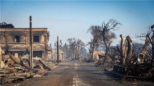Bereits 67 Tote nach Bränden auf Hawaii Der Waldbrand hat die Stadt Lahaina bis zur Unkenntlichkeit zerstört.