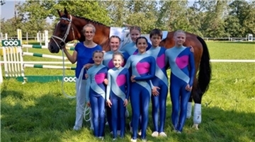 Der Wallach His Heaven mit seinen Voltigierern: Longenführerin Claudia Golling (hinten von links), Benita Buß, Berit von Oesen, Felix Golling, Laura Borchardt sowie Ylva Rost (vorne von links), Kristina Fit und Lucy Monsees.