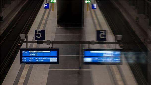 Der Warnstreik legt weite Teile des öffentlichen Verkehrs lahm. So auch hier am Berliner Hauptbahnhof.