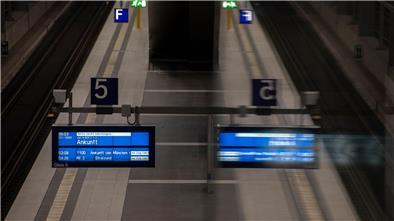 Der Warnstreik legt weite Teile des öffentlichen Verkehrs lahm. So auch hier am Berliner Hauptbahnhof.