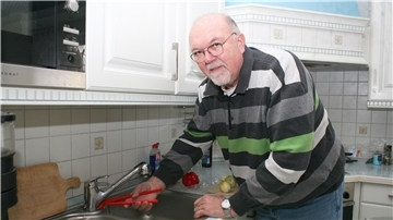 Der Wasserhahn geht nicht. Hier hilft Hartwig von Oehsen bei seiner ehrenamtlichen Tätigkeit für den Verein „Bürger helfen Bürgern“ – eines seiner vielen Ehrenämter.