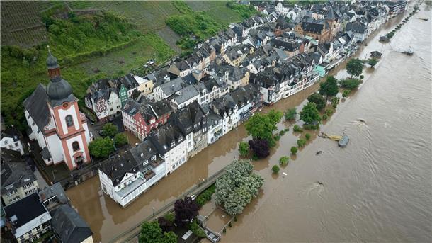 Der Wasserstand der Mosel ist hoch, große Teile der angrenzenden Stadt Zell im Landkreis Cochem-Zell in Rheinland-Pfalz sind überschwemmt.