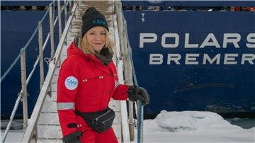 Scheidende AWI-Direktorin Antje Boetius vor Polarstern