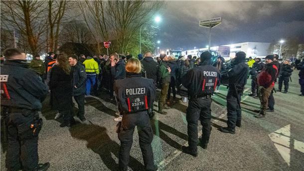 Bauernproteste am Freitag: Wurster Straße seit 1.20 Uhr wieder frei für den Verkehr Der „Weddewarder Kessel": Die Polizei nimmt die Personalien der Protestler auf.