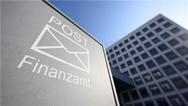 Der Weg zum Briefkasten des Finanzamts soll in Niedersachsen für die Anzeige eines möglichen Steuerdelikts künftig nicht mehr nötig sein. (Symbolbild)