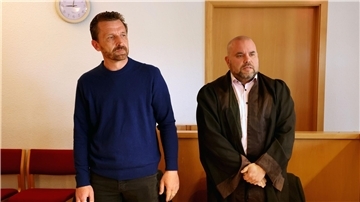 Der wegen Betrugs angeklagte Bestattungsunternehmer (l) und sein  Verteidiger im Amtsgericht Rostock.