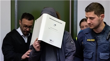 Der wegen schweren sexuellen Missbrauchs angeklagte Mann wird im Landgericht München in den Verhandlungssaal geführt.