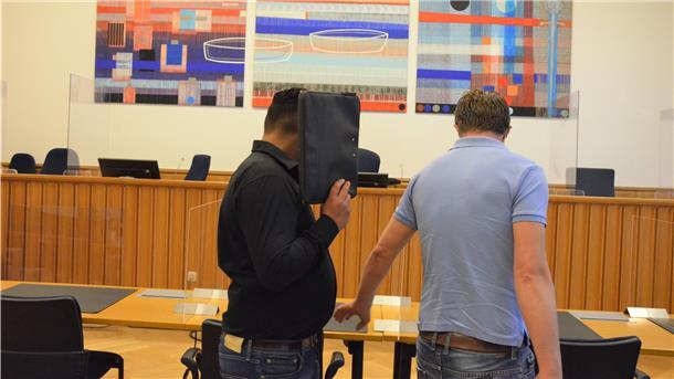 Der wegen versuchten Totschlags Angeklagte K. sitzt im Schwurgerichtssaal des Landgerichts Stade und wartet auf den Prozessbeginn. Ihm wird versuchter Totschlag zur Last gelegt.