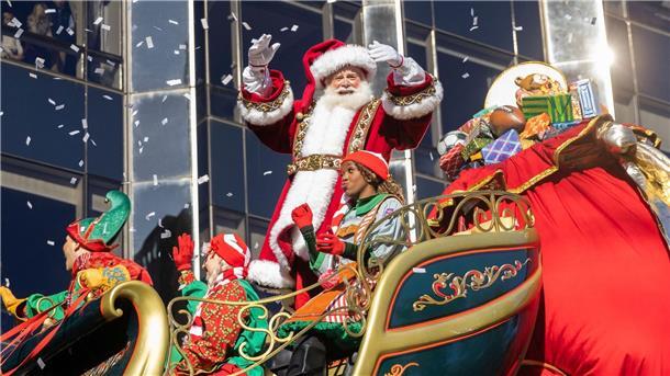 Der Weihnachtsmann bringt viele Geschenke mit.