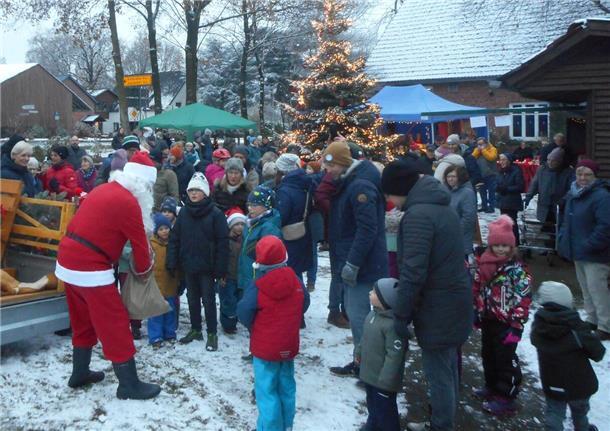 Der Weihnachtsmann hatte für jedes Kind ein kleines Präsent dabei. 
