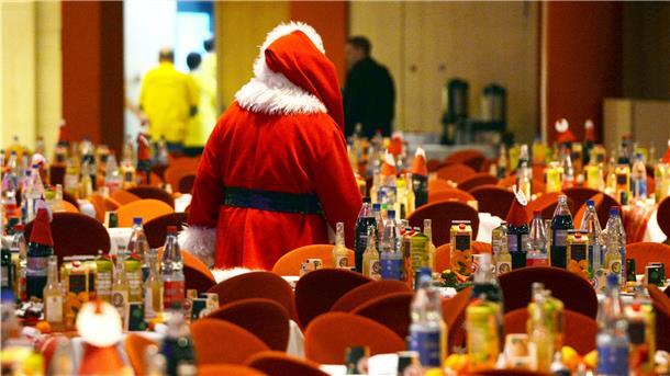 Der Weihnachtsmann kommt in diesem Jahr vergebens: Weihnachtsfeiern sind wegen der geschlossenen Gastronomie nicht möglich. Manche Firmen und Vereine suchen deshalb nach Alternativen.
