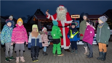 Der Weihnachtsmann schaut täglich im Abbehauser Weihnachtsdorf vorbei.