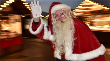 Weihnachtsmann auf Weihnachtsmarkt