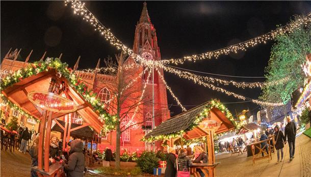 Der Weihnachtsmarkt 2022 rund um die Große Kirche startet wieder. Die NZ hat die wichtigsten Infos.