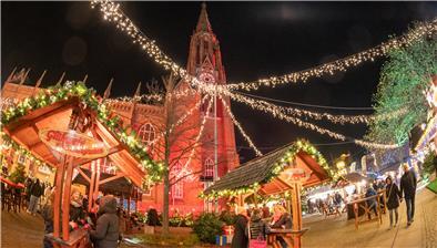 Der Weihnachtsmarkt 2022 rund um die Große Kirche startet wieder. Die NZ hat die wichtigsten Infos.