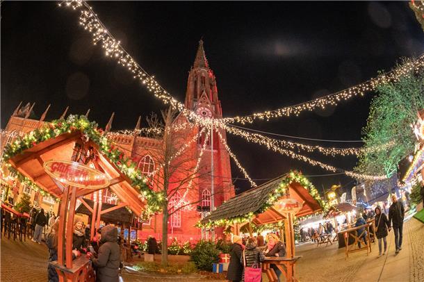Der Weihnachtsmarkt 2022 rund um die Große Kirche startet wieder.