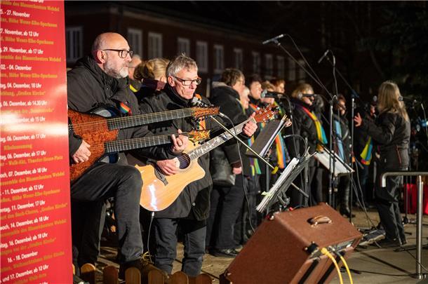 Der Weihnachtsmarkt 2022 rund um die Große Kirche startet wieder.