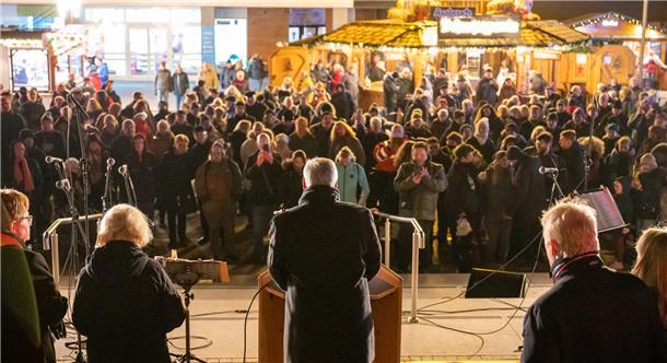 Der Weihnachtsmarkt 2022 startet wieder. Melf Grantz begrüßt die Besucher.