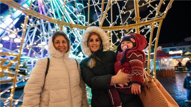 Der Weihnachtsmarkt 2023 in der Bremerhavener Innenstadt ist eröffnet: Sehr zur Freude von Oma Dina, Mama Susanna und Baby Maria aus Portugal, die sofort Fotos in der schimmernden Lichterpyramide auf dem Theodor-Heuss-Platz machen.