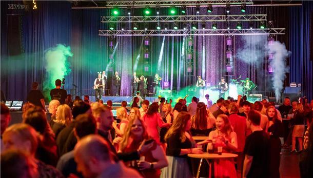 Der Weihnachtszauber 2023: 4000 Party-Gäste feiern gemeinsam in der Bremerhavene...