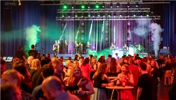 Der Weihnachtszauber 2023: 4000 Party-Gäste feiern gemeinsam in der Bremerhavene...