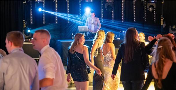 Der Weihnachtszauber des Jahres 2023 startet wieder mit 4000 Partywütigen in der...
