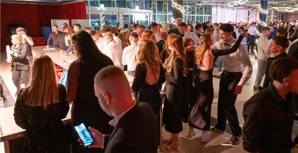 Der Weihnachtszauber des Jahres 2023 startet wieder mit 4000 Partywütigen in der...
