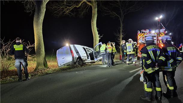 Tödlicher Unfall in Schiffdorf: Mann (39) verliert Kontrolle und fährt gegen Baum Der weiße Kastenwagen vor dem Baum, mit welchem er kollidierte...Foto: Gemeindefeuerwehr Schiffdorf