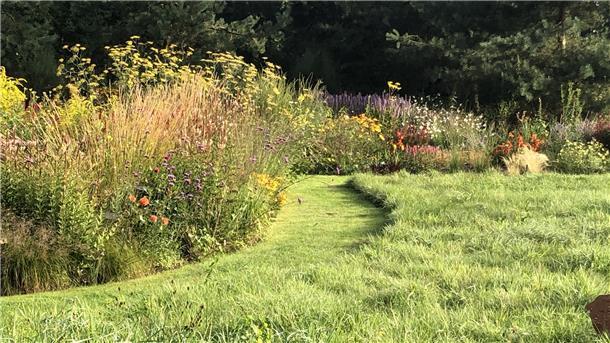 Der weitläufige „Garten am Mühlenbach“ von Ulrike Aping und Klaus Decker in Breddorf kann am Sonntag von 11 bis 18 Uhr besichtigt werden.